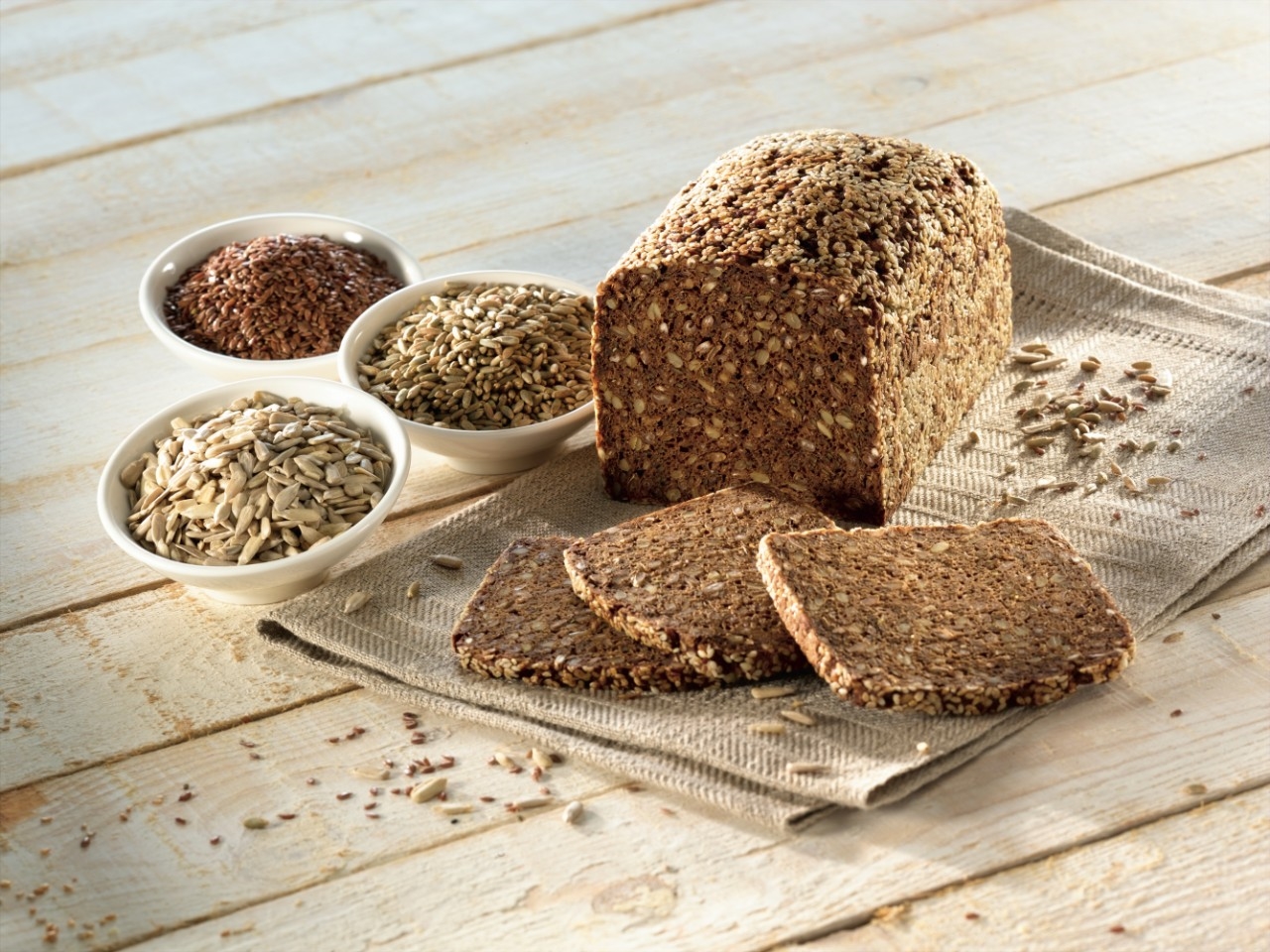 Из смеси ржаной и пшеничной. Хлеб. Хлеб злаковый. Сырье для хлебобулочных изделий. Диетические хлебобулочные изделия.
